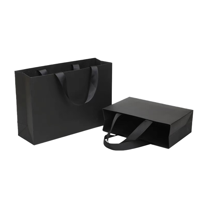 Vânzare cu ridicata Logo personalizat Saci cadou de lux negru mat Genți de cumpărături din folie de aur Pungi de hârtie din carton